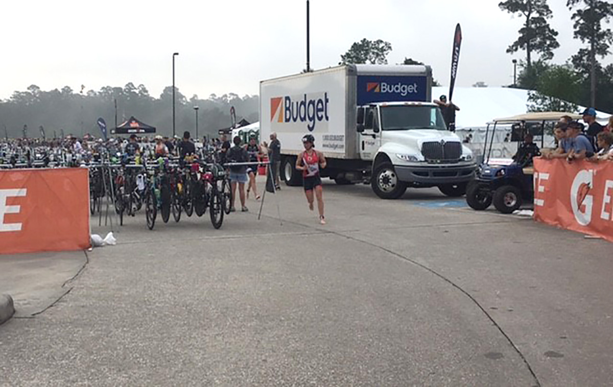Zieleinlauf für Angela Kühnlein beim IRONMAN in Texas